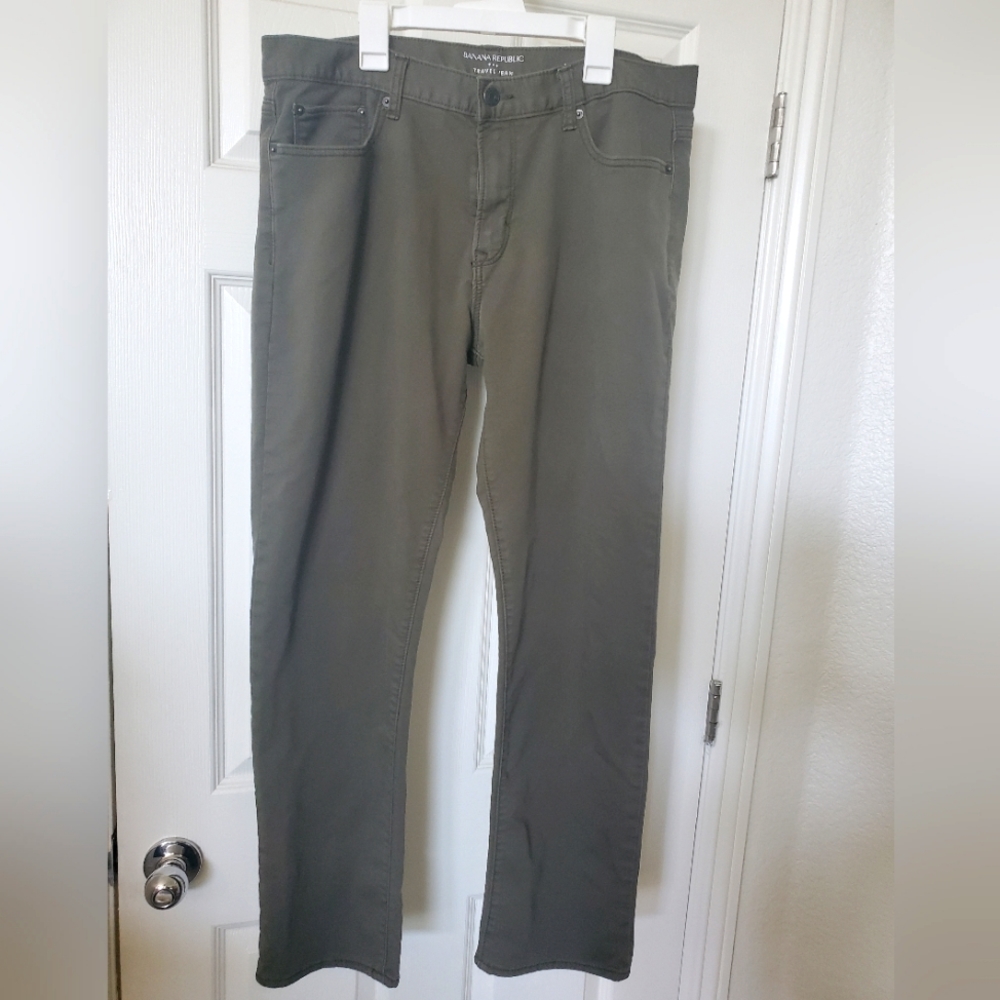 Banana Republic Slim fit Men's "Traveler Pant" size 35 waist x 32 length